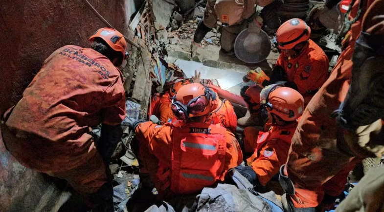 Bombeiros durante desabamento | Reprodução