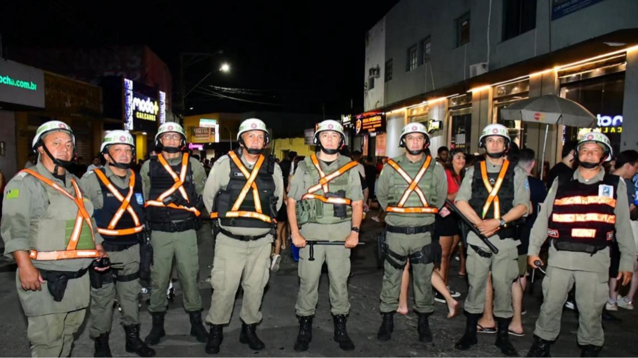 Durval Lelys leva multidão às ruas na abertura do Carnaval 2026 em Floriano - Imagem 3