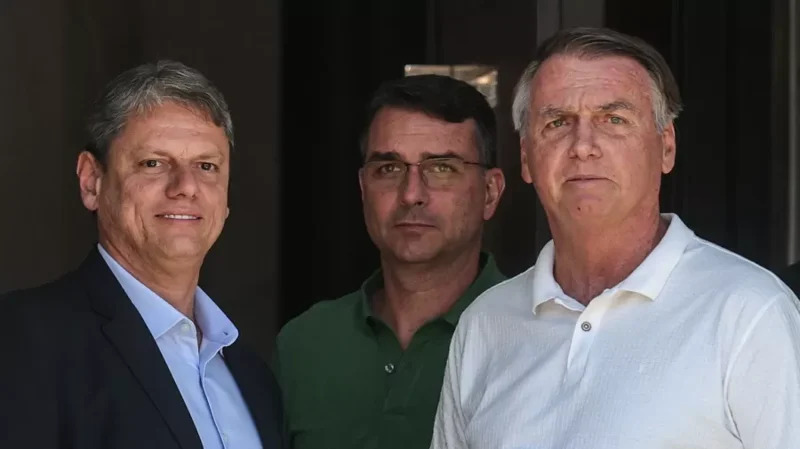 Tarcísio de Freitas, Flávo e Jair Bolsonaro reunidos - Foto: Gabriela Biló/Folhapress