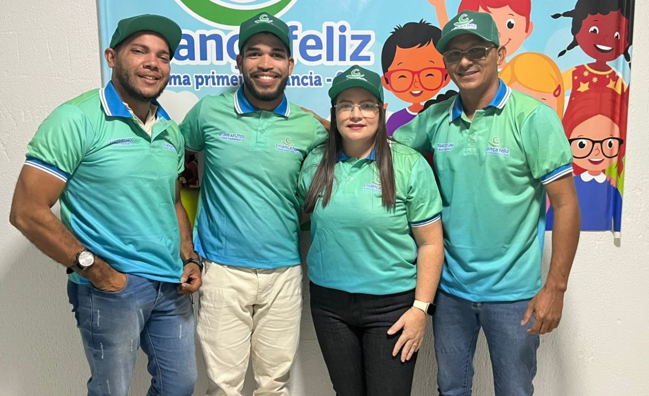 Entrega de kits de trabalho à equipe do Programa Criança Feliz - Foto: Prefeitura de Campo Largo do Piauí