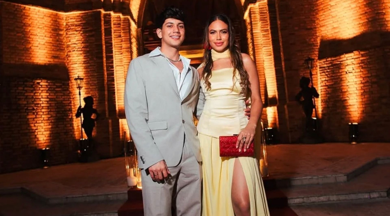 Cantor Léo Foguete pede namorada em casamento na Torre Eiffel