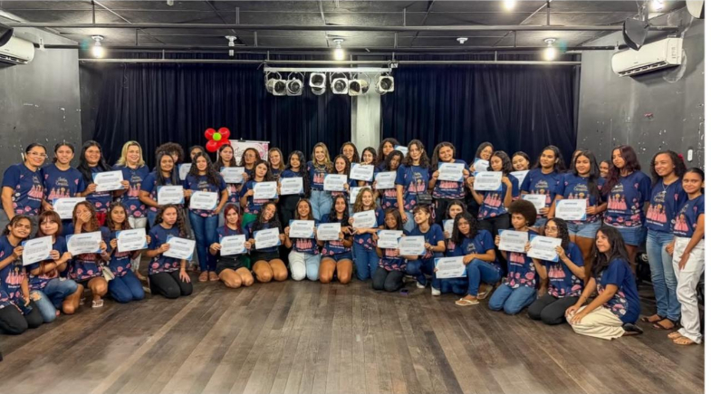 Prefeitura de Parnaíba realiza entrega de certificados do Curso de Design de Sobrancelhas pelo projeto Sonho de Menina