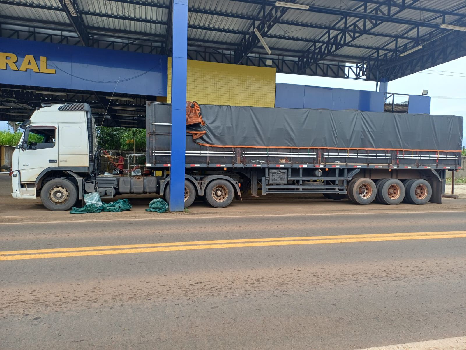 Caminhão apreendido com drogas pela PRF em Balsas | FOTO: PRF