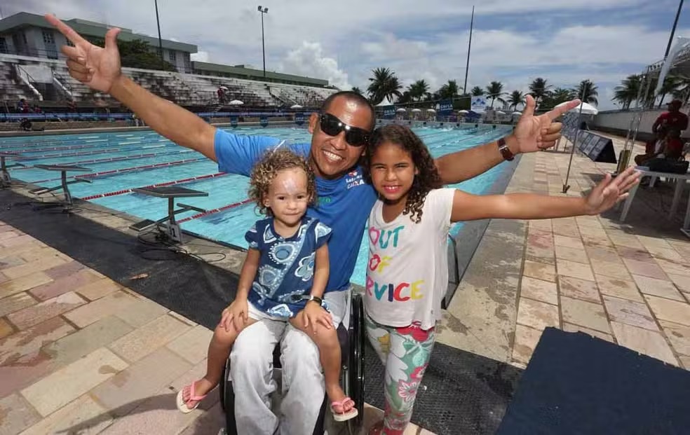 Arquivo (2014): Adriano Lima com as filhas durante etapa Natal do Circuito Brasil Paralímpico — Foto: Marcelo Regua/MPIX/CPB 