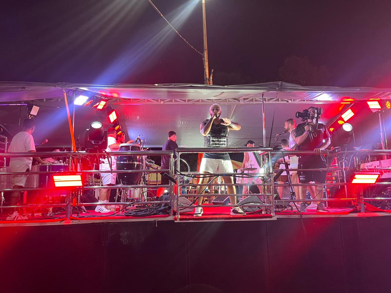 Álvaro Neto anima público no Zé Pereira de Timon  - Foto: Alécio Rodrigues/MeioNews