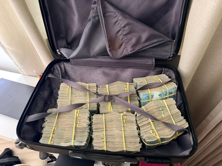 Dinheiro apreendido em mala./Foto: PF