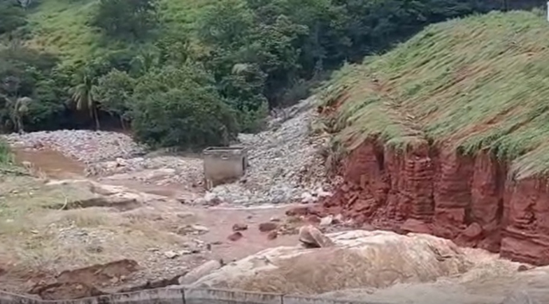 Barragem de pequeno porte transbordou no município de Porteirinha, interior de MG | Reprodução