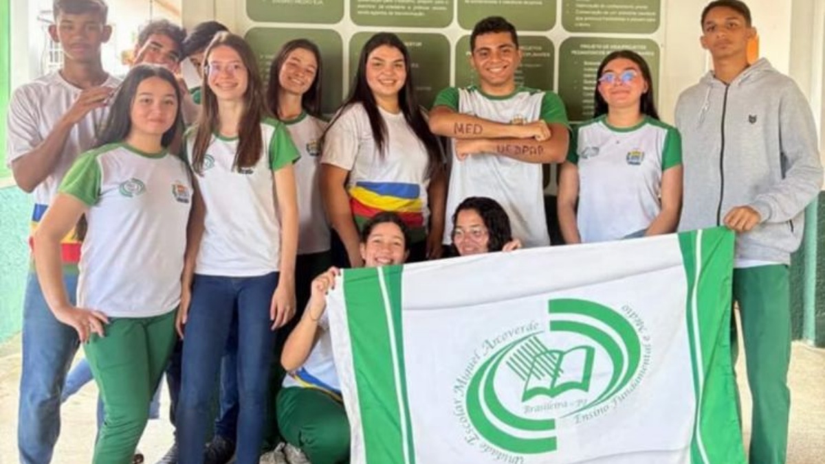 Wederson Rodrigues comemora aprovação ao lado de colegas de classe (Foto: Reprodução/ Redes sociais)