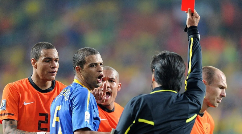 Felipe Melo recebe o cartão vermelho durante o duelo entre Brasil e Holanda, pelas quartas de final da Copa de 2010  | Reprodução/ Tony Marshall - PA Images via Getty Images