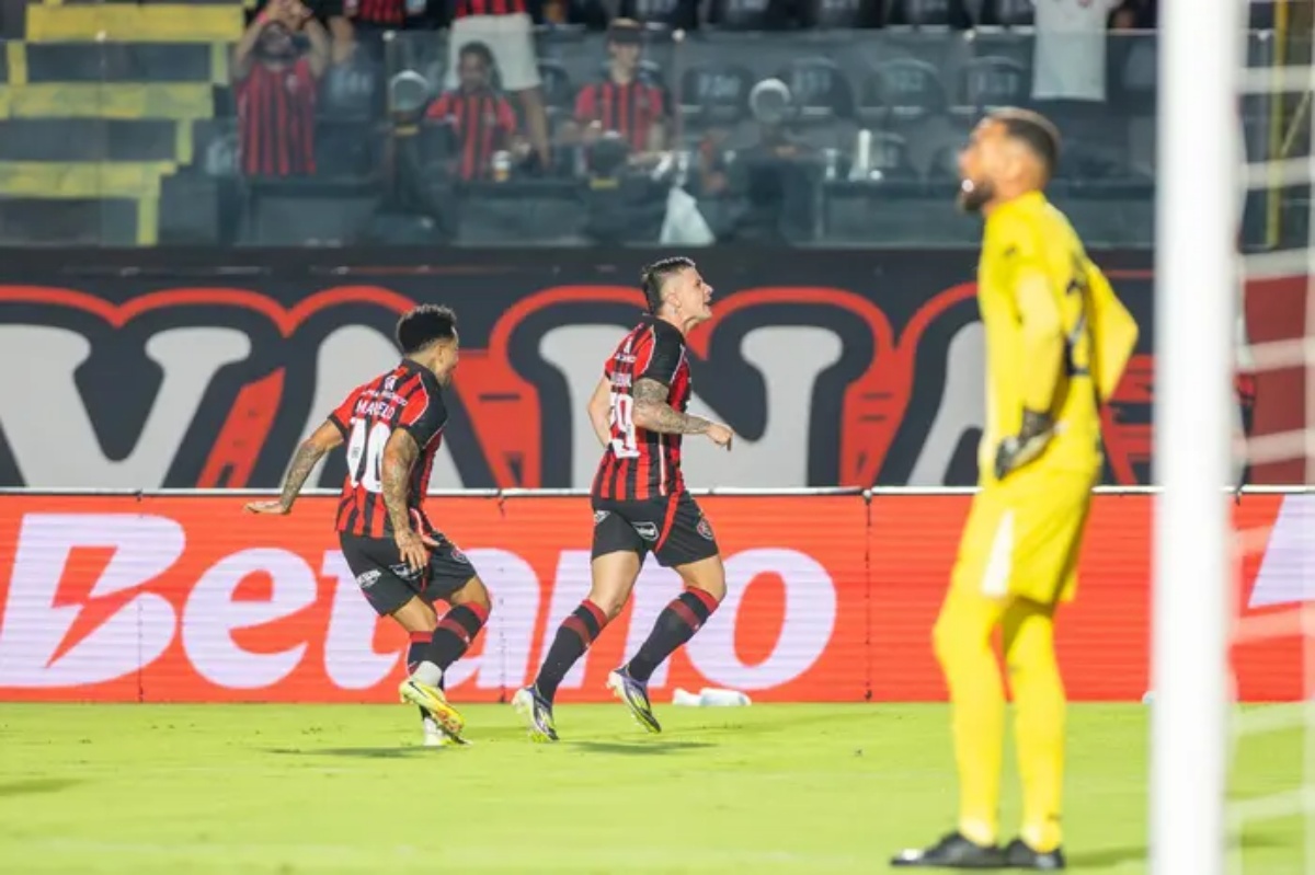 Renato Kayzer comemora gol contra o Atlético (Foto: Filipe Alves / GazetaPress) 