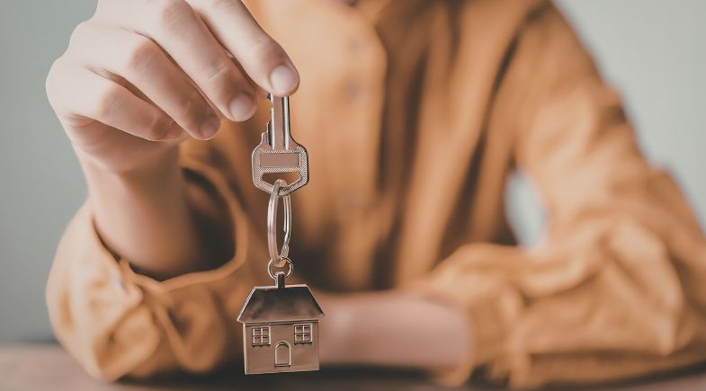 Pessoa segurando a chave de casa.  | CANVA