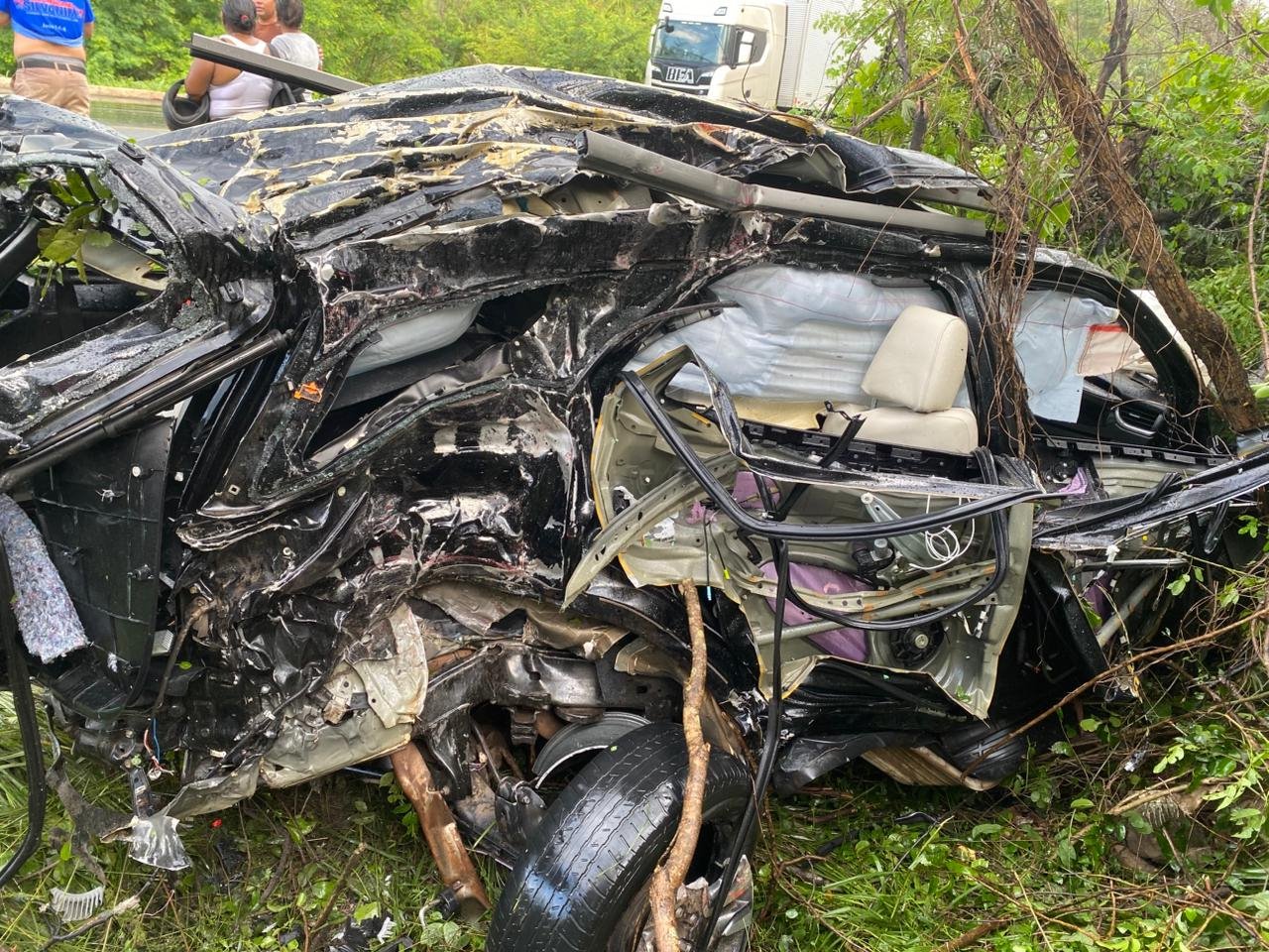 Carro do empresário ficou completamente destruído - Foto: Reprodução/Redes sociais