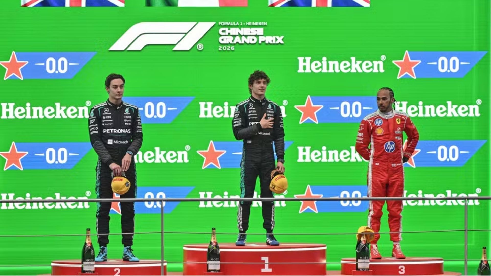 Kimi Antonelli, George Russell e Lewis Hamilton formaram o pódio do GP da China (Foto: Reprodução/ HECTOR RETAMAL / AFP)