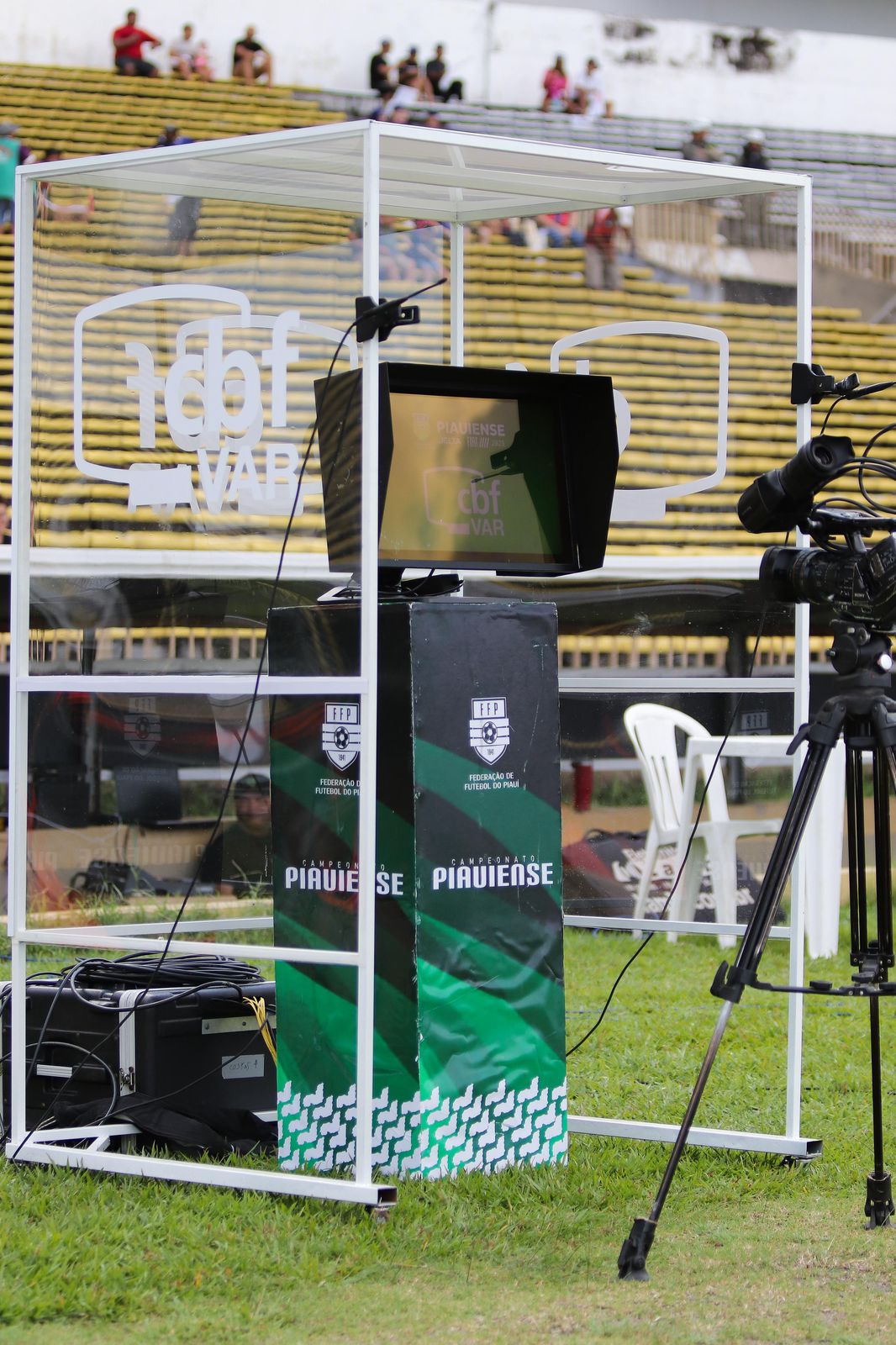 Cabine do VAR no estádio Albertão na final do Piauiense 2025 - Foto Jakson Gomes Fotografia