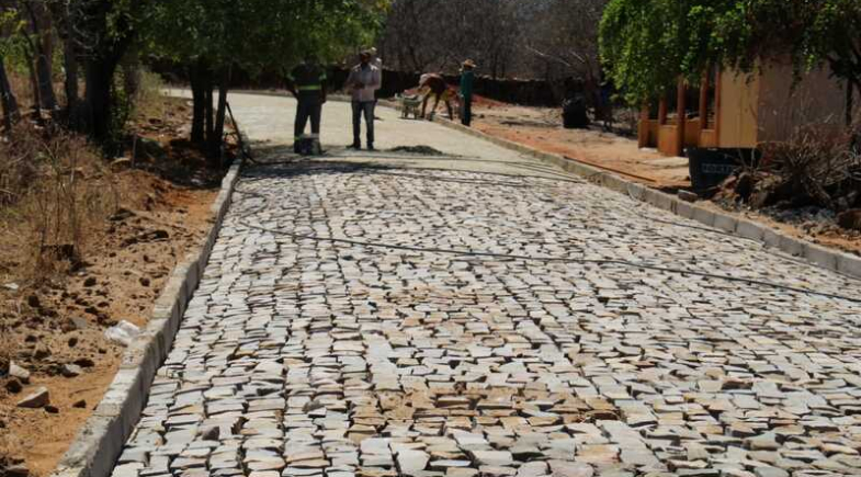 Prefeitura de Ipiranga do Piauí avança com obras de calçamento na comunidade Brejo da Fortaleza