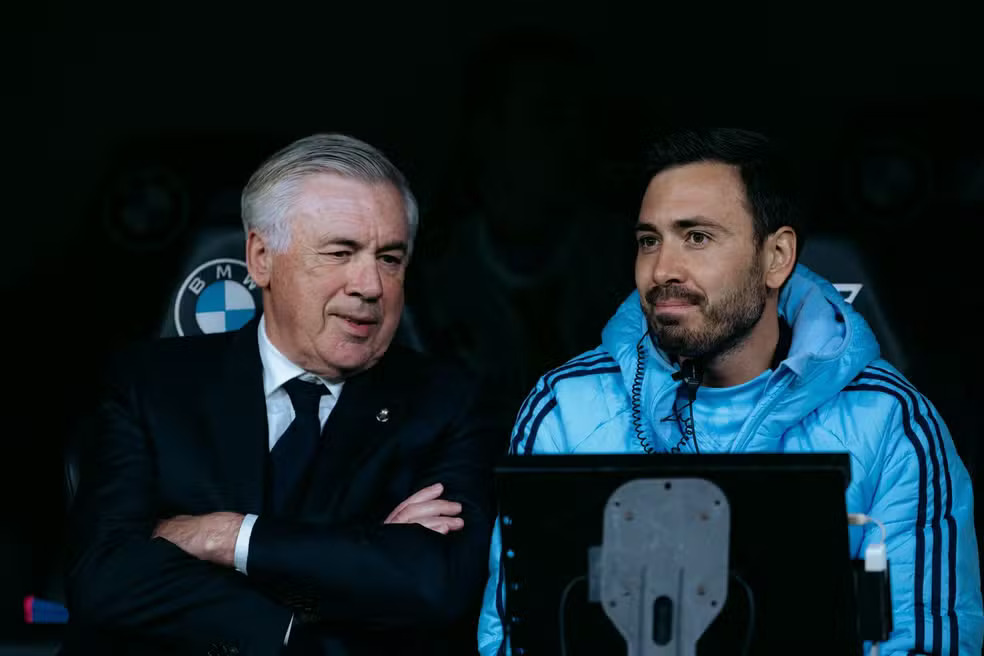 Carlo e Davide Ancelotti conversam em jogo do Real no Bernabéu - Foto: Jonathan Guimarães/One9 Content