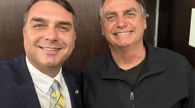 Flávio e Jair Bolsonaro  | Reprodução/Redes Sociais 