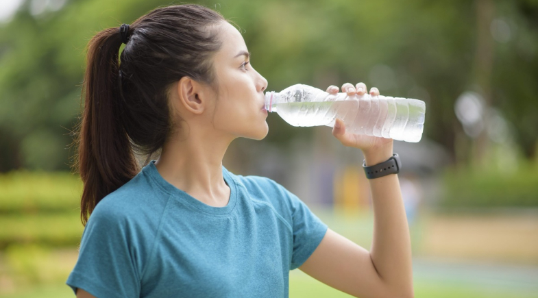 Descubra o que acontece com a sua pressão arterial quando você bebe mais água