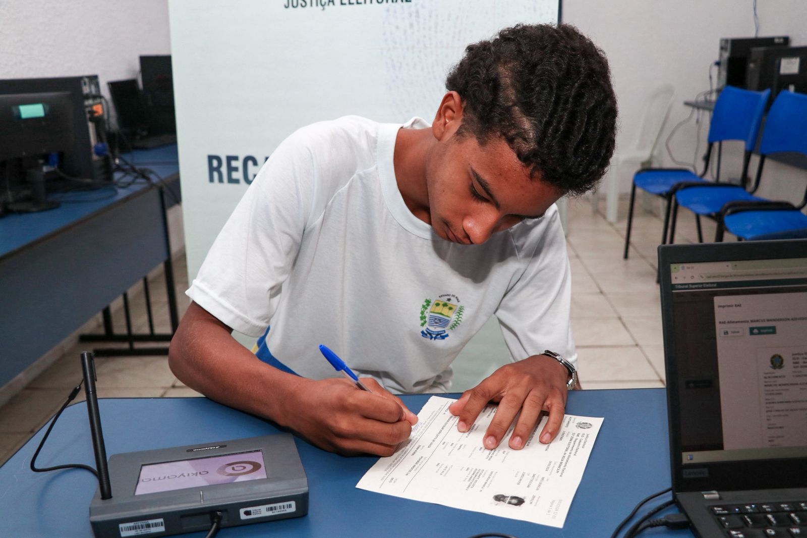 Prefeitura promove mais uma edição do projeto Juventude com Título na Mão - Imagem 2