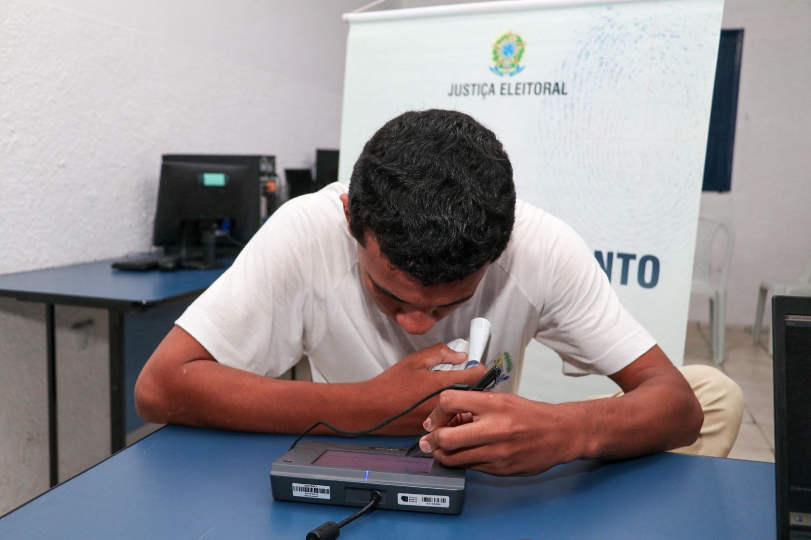 Prefeitura promove mais uma edição do projeto Juventude com Título na Mão - Imagem 6