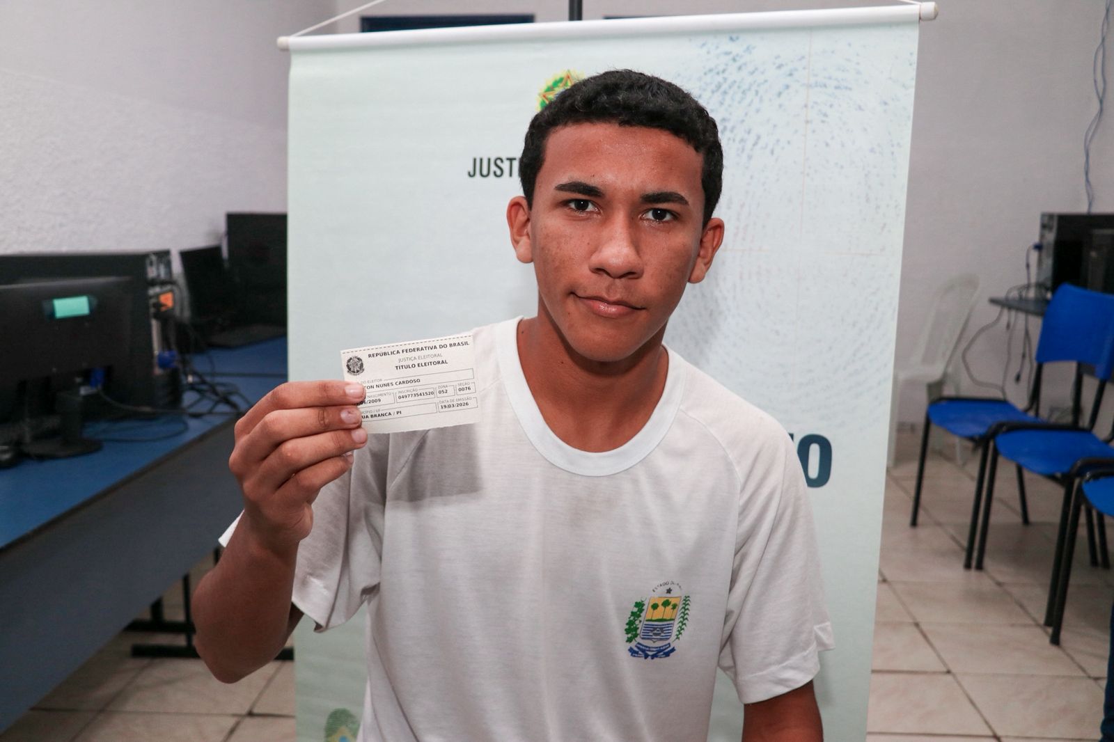 Prefeitura promove mais uma edição do projeto Juventude com Título na Mão - Imagem 7