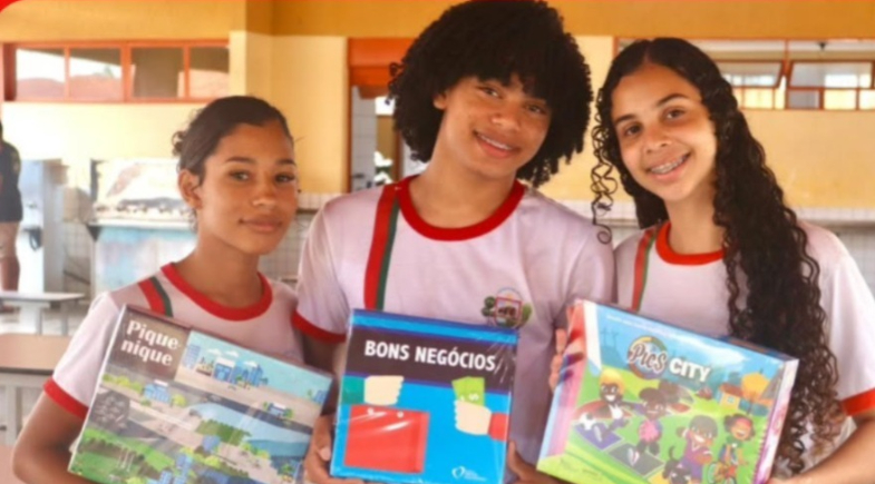 Prefeitura de Castelo do Piauí recebe jogos educativos para fortalecer educação financeira nas escolas