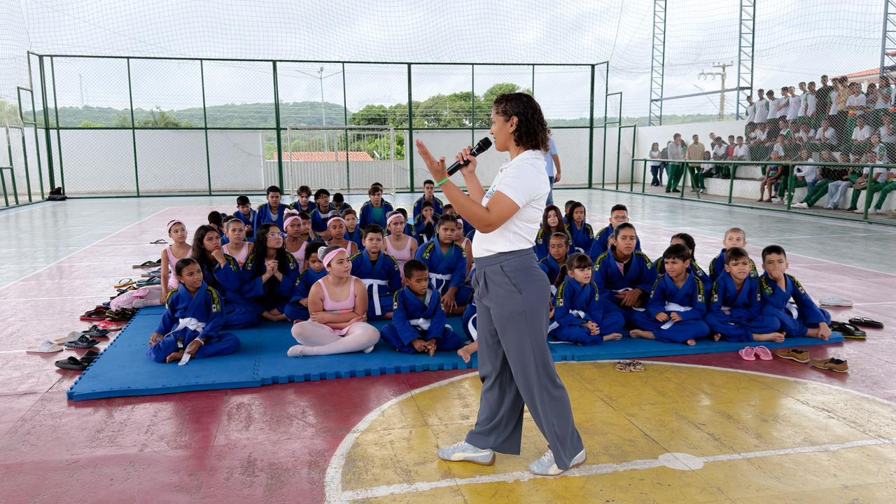 Prefeito Raniletti Macedo recebe campeã olímpica Sarah Menezes em Caracol - Imagem 7