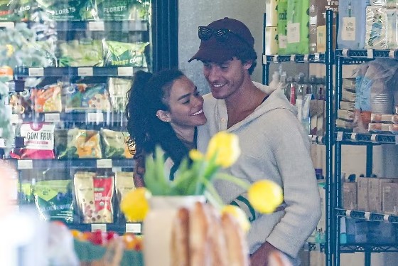 Bruna Marquezine e Shawn Mendes são clicados em Los Angeles