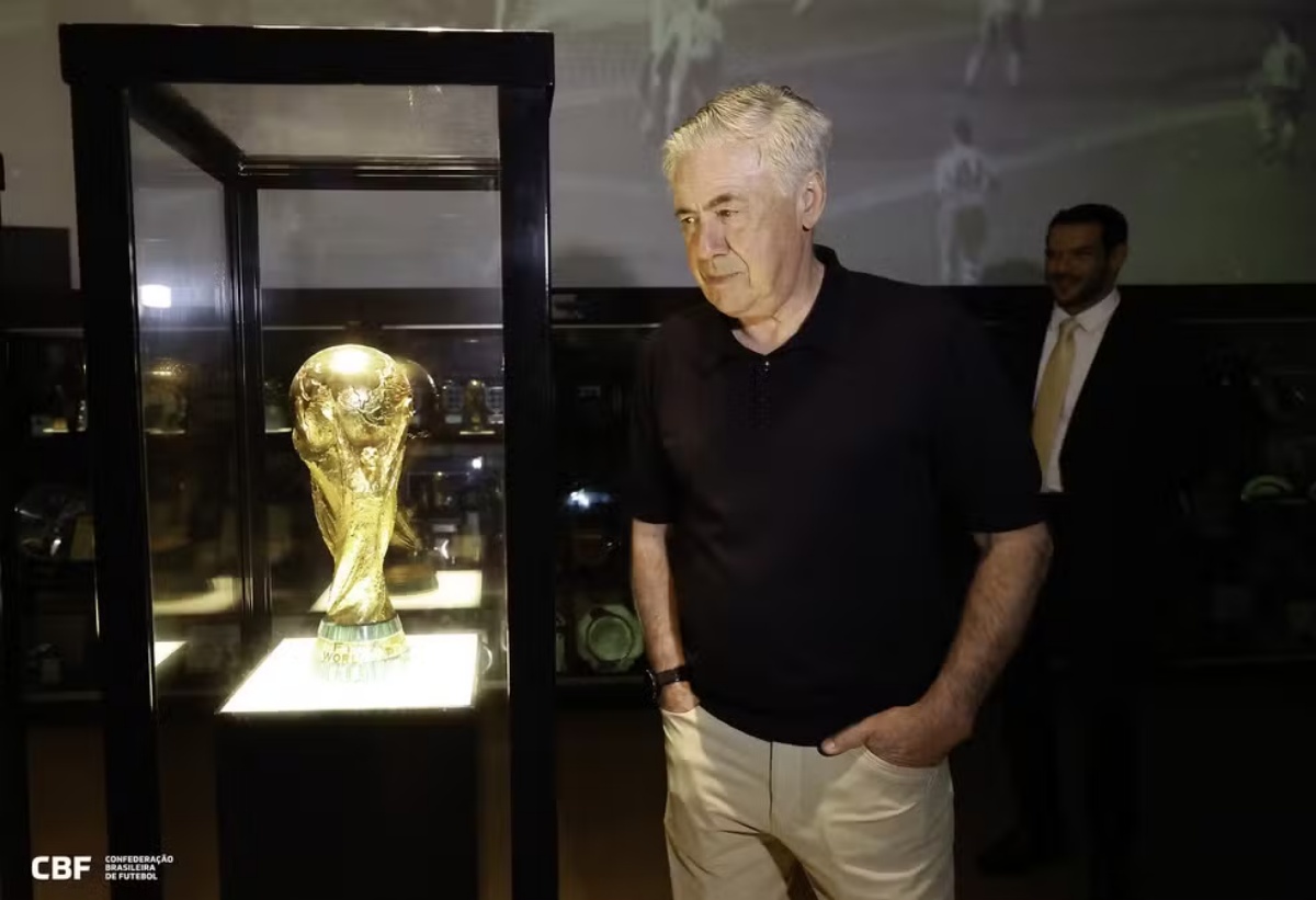 Carlo Ancelotti observa a taça da Copa do Mundo | Foto: Rafael Ribeiro / CBF 