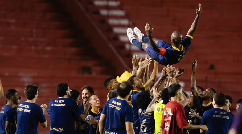  Vagner Love é jogado para cima por atletas do Retrô após jogo de despedida | Paulo Paiva / Press Foto Club 