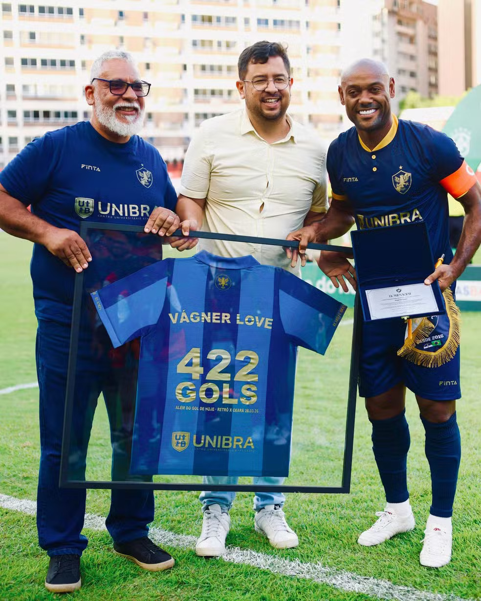 Vagner Love recebe homenagem no jogo de despedida da carreira — Foto: Divulgação/Retrô