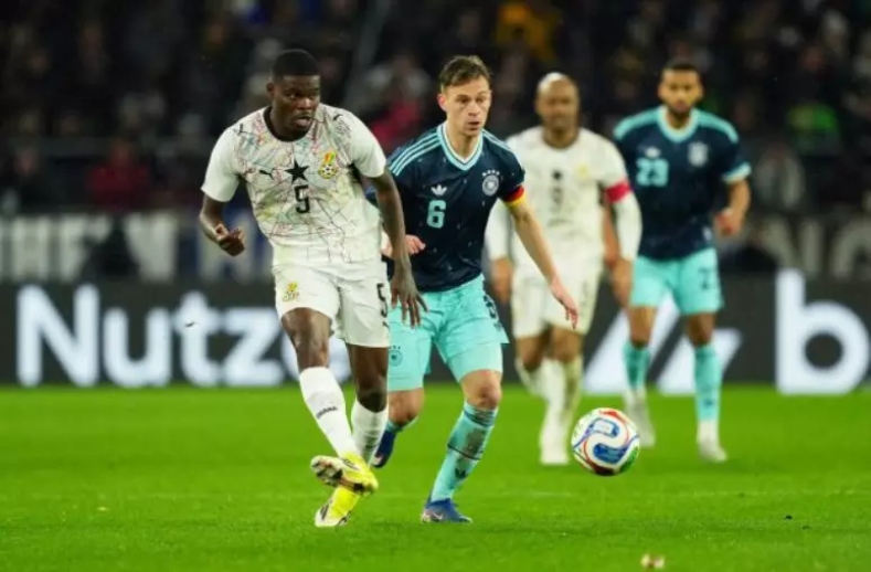 Jogadores de Alemanha e Gana em disputa de bola - Foto: Sona Maleterova/Getty Images