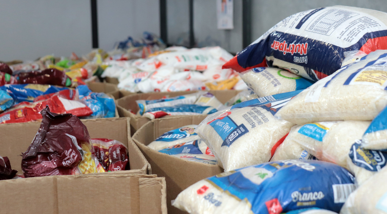 Cristino Castro realiza ação do Programa ‘Peixe na Mesa, Comida na Casa’ com entrega de cestas básicas e peixes 