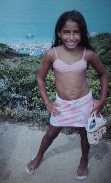 Anitta criança, em praia em Arraial do Cabo, na Região dos Lagos, no Rio de Janeiro Foto: Arquivo pessoal / Reprodução