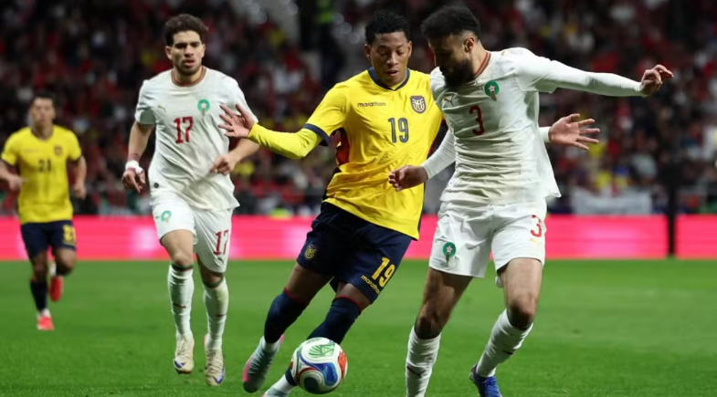 Plata vai para cima de Mazraoui no amistoso entre Equador e Marrocos | REUTERS/Violeta Santos Moura