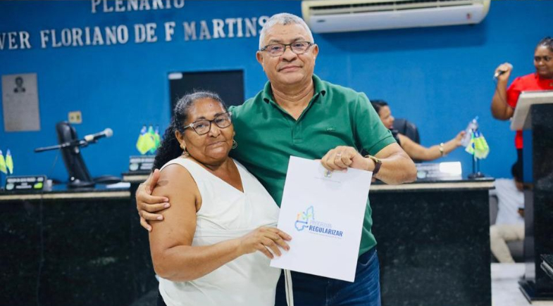 Prefeitura de Manoel Emídio realiza entrega de registros de imóveis no Conjunto Pôr do Sol