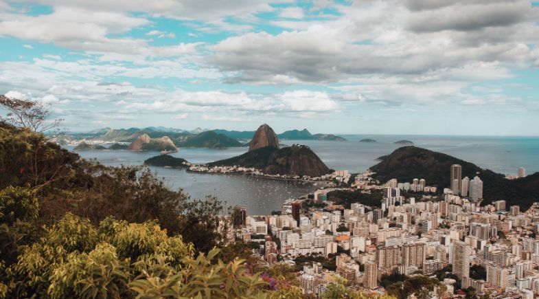 Brasil lidera 40% do turismo na América do Sul em 2026; veja os 5 estados mais visitados