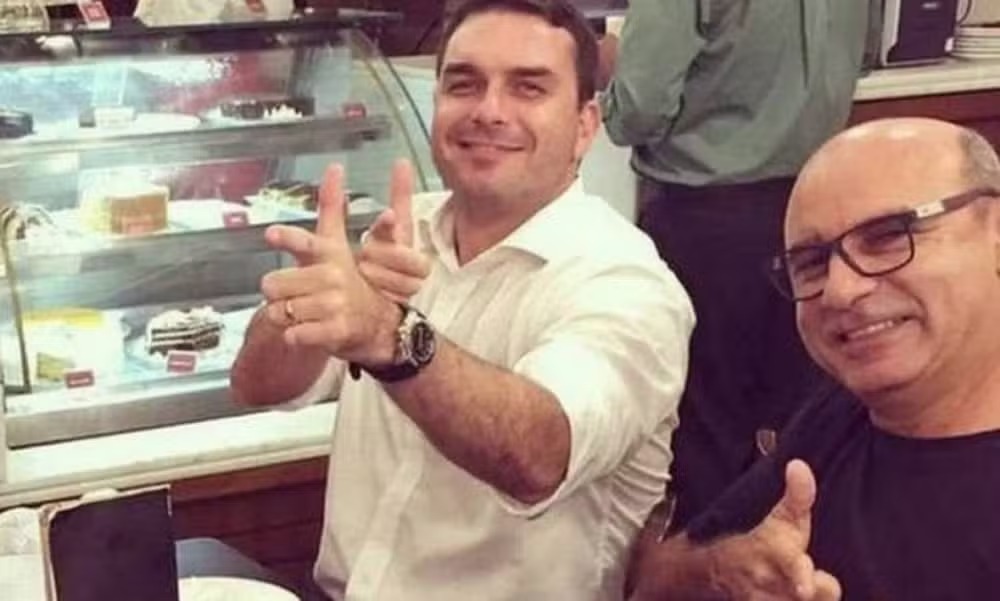 Flávio Bolsonaro ao lado de Fabrício Queiroz (à dir.), ex-motorista e ex-segurança do hoje senador — Foto: Reprodução / Rede Social 