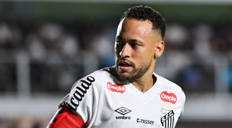 Neymar Jr. durante partida do Santos | Foto: Jota Erre/AGIF