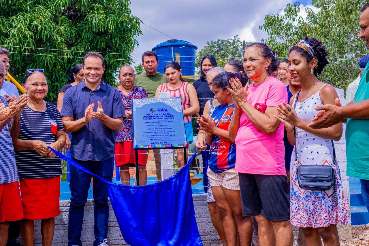 Prefeito Pedro Gomes durante entrega da academia de saúde no assentamento Marcos, em José de Freitas. 