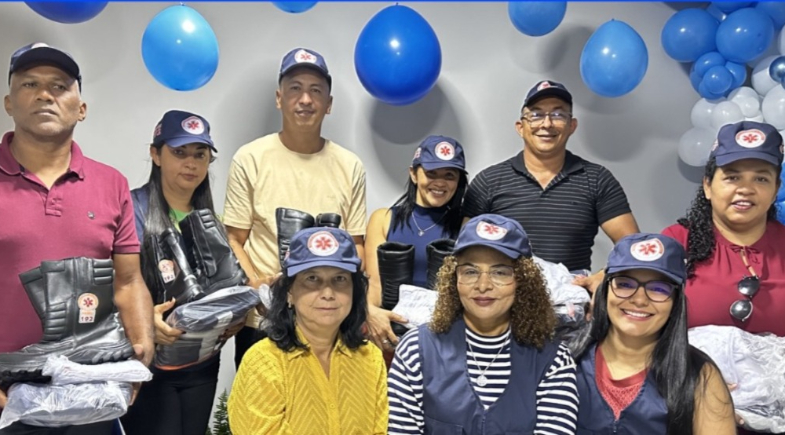 Prefeitura de Regeneração entrega novos fardamentos para profissionais da saúde