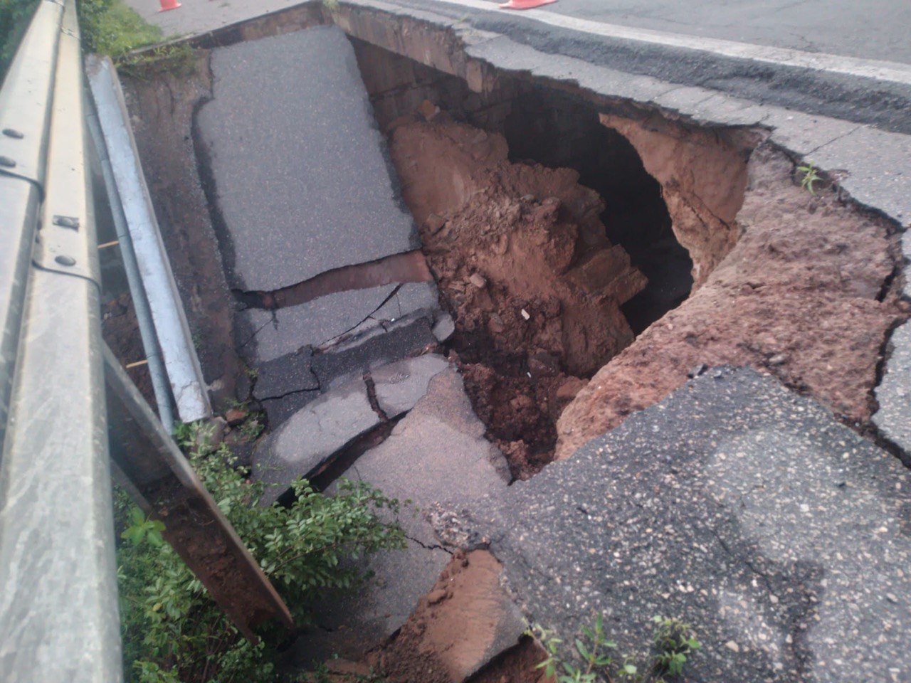 PRF libera tráfego parcial após surgimento de cratera na BR-343, no Norte do Piauí - Imagem 2