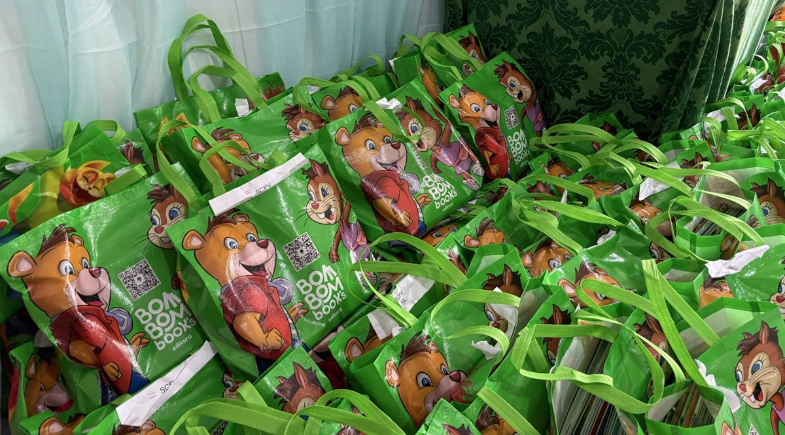 Secretaria Municipal de Assistência Social de Esperantina Realiza Entrega de Livros e Palestra para Famílias