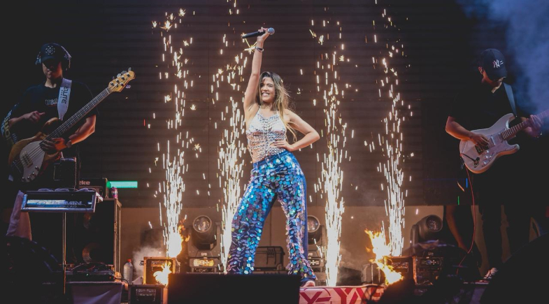 Yasmin Sensação anima público durante celebração dos 62 anos de Hugo Napoleão