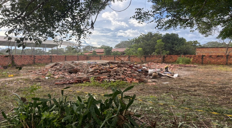 A casa desabou na madrugada desta segunda (20)- Foto: Denis Constantino/MeioNews