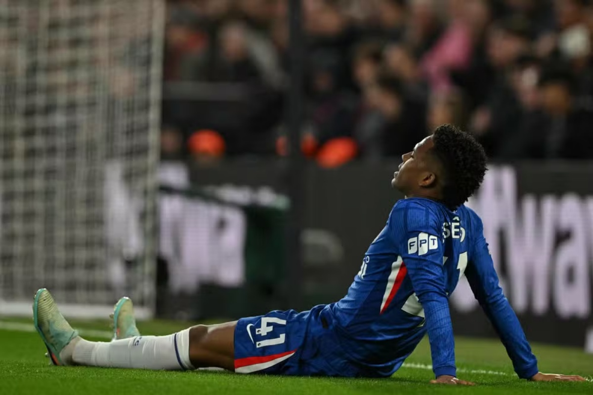 Estêvão se lesionou contra o Manchester United na Premier League (Foto: Reprodução/ Glyn KIRK / AFP) 