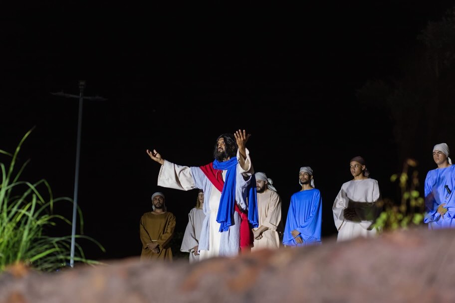 'Paixão de Cristo Oeiras' emociona público no anfiteatro do Morro do Leme 