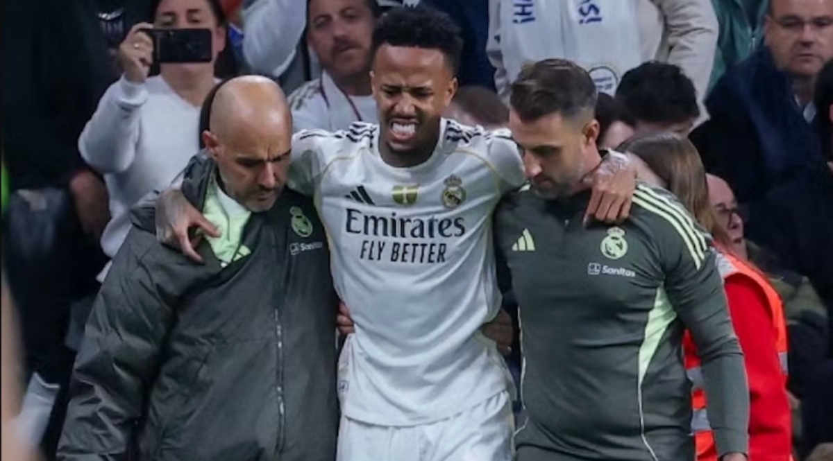 Éder Militão deixa o gramado do Santiago Bernabéu com dores | Foto: Thomas COEX / AFP 
