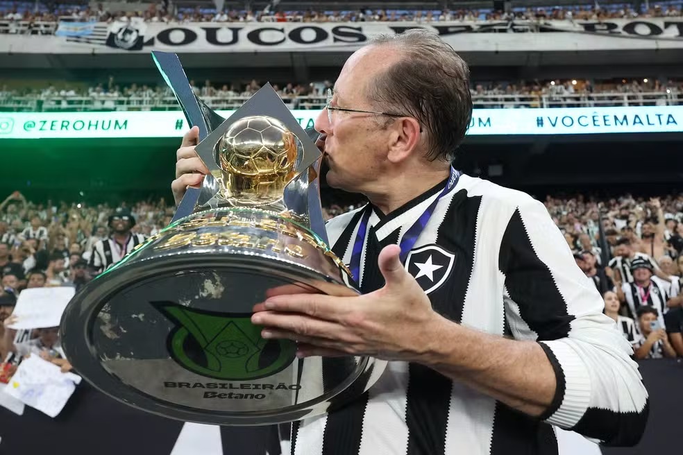 John Textor beija taça do Brasileirão conquistada pelo Botafogo — Foto: Vítor Silva/Botafogo