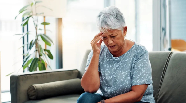 idosa apresenta incômodo | Shutterstock